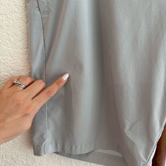 Travis Mathew Men’s Shorts Gray Color Two Back Pockets Size 36 - Picture 4 of 9